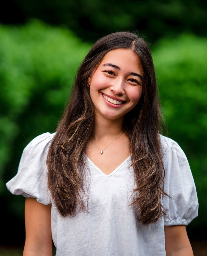 Headshot Photo of Laura Jablonover