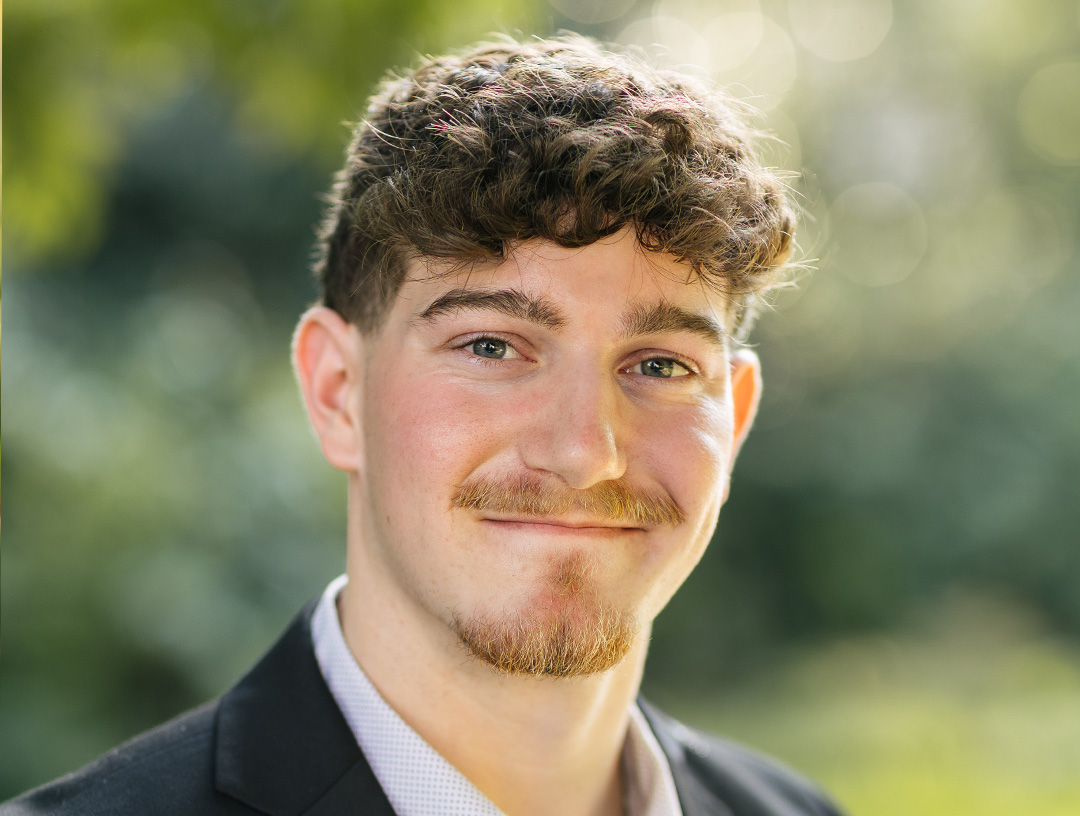 Headshot Photo of Drew Mendelow